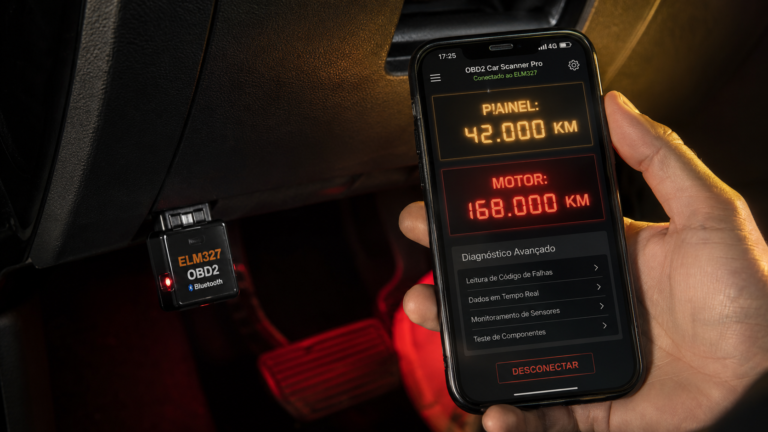 Scanner OBD2 conectado ao carro mostrando no celular que o scanner detecta km adulterada por divergência entre painel e motor